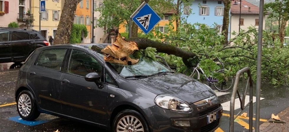 Maltempo, danni a Trento. Un'auto è stata distrutta e in piazza Dante traffico ancora deviato